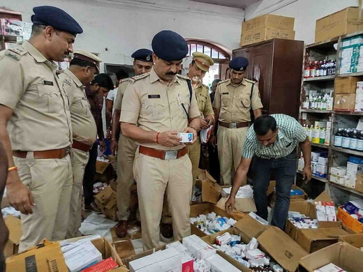 बिहार में पूर्व सांसद के आवास पर रेड, नकली और नशीली दवाओं का जखीरा बरामद 